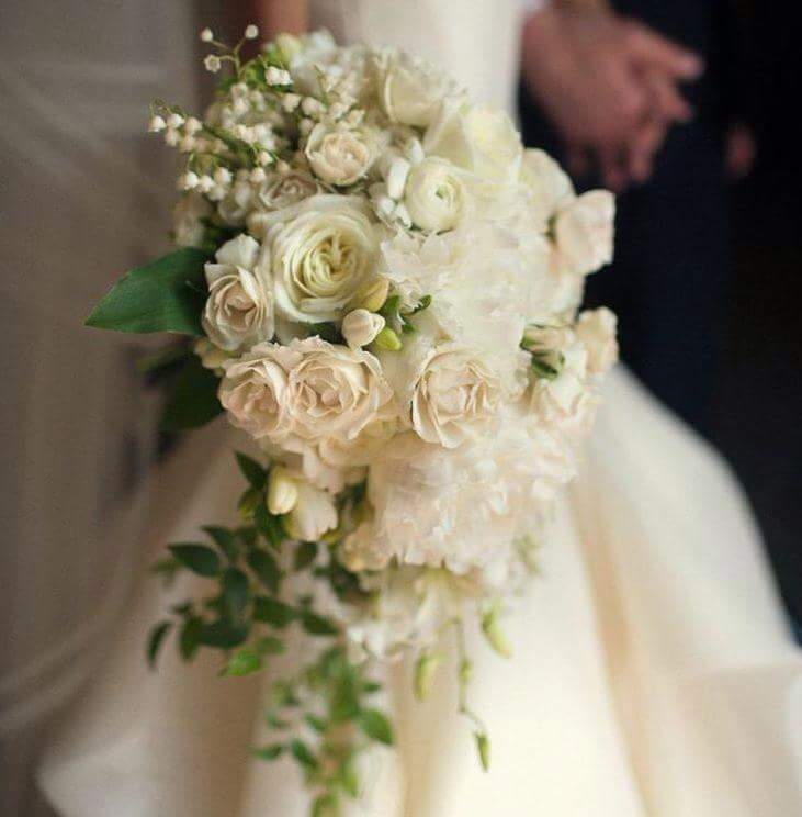 Ranuncoli Bouquet Sposa.Bouquet Sposa Con Rose Bianche Peonie Bianche Rose Ramificate