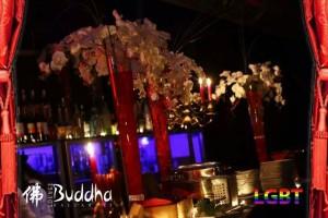 Evento pub Buddha Gallarate, vasi in cristallo con composizione cascante di orchidee, con bracciale prezioso - fiorista gallarate - civico 95